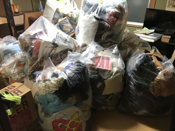 ゴミ袋に詰め込まれた不用品